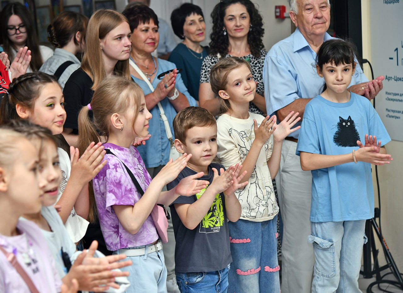 «Карта летних ветров» в Художественном музее  Традиционная летняя выставка работ детской изостудии «Зазеркалье» открылась в Новосибирском художественном музее. Экспозиция «Карта летних ветров» посвящена теме путешествий: это рассказ о том, как искусство помогает юным художникам сохранить воспоминания об открытии новых мест.  Выставка демонстрирует, как по-разному можно увидеть и передать в искусстве тему дороги, отдыха, свободы и радости. Здесь нет правильных или неправильных маршрутов, только искренние эмоции и детское восприятие мира.  В экспозиции представлены работы воспитанников изостудии, работающей при НГХМ, в возрасте от 5 до 15 лет. Они использовали разные техники, можно увидеть акварель и гуашь, масляную и акриловую живопись, графические произведения, а также рисунки, созданные в уникальной авторской технике.  Воспитанники изостудии «Зазеркалья» говорят, что иногда самое интересное путешествие может начаться с первого мазка кисти. Подробнее