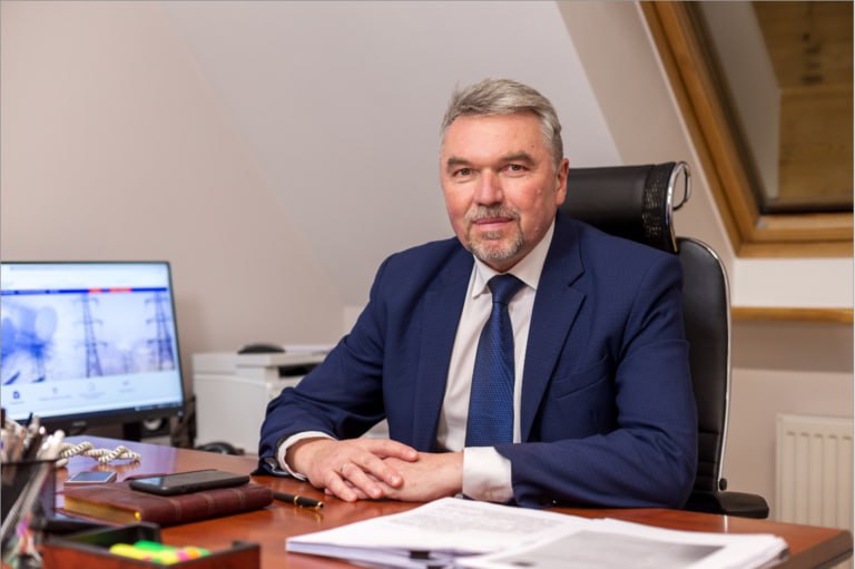 В Калининграде на гендиректора электросетевого АО РЭК Олега Реброва завели уголовное дело Его подозревают в совершении преступления предусмотренного ч 1 ст 217 1 УК России Нарушение требований обеспечения безопасности и антитеррористической защищенности объектов топливно энергетического комплекса следует из сообщения регионального управления ФСБ РФ Отмечается что противоправная деятельность гендиректора компании нанесла ущерб в особо крупном размере Подозреваемому грозит до трех лет лишения свободы Единственным учредителем АО Региональная энергетическая компания АО РЭК является Калининградская область в лице Агенства по имуществу Калининградской области Ребров занимает пост гендиректора АО с сентября 2021 года