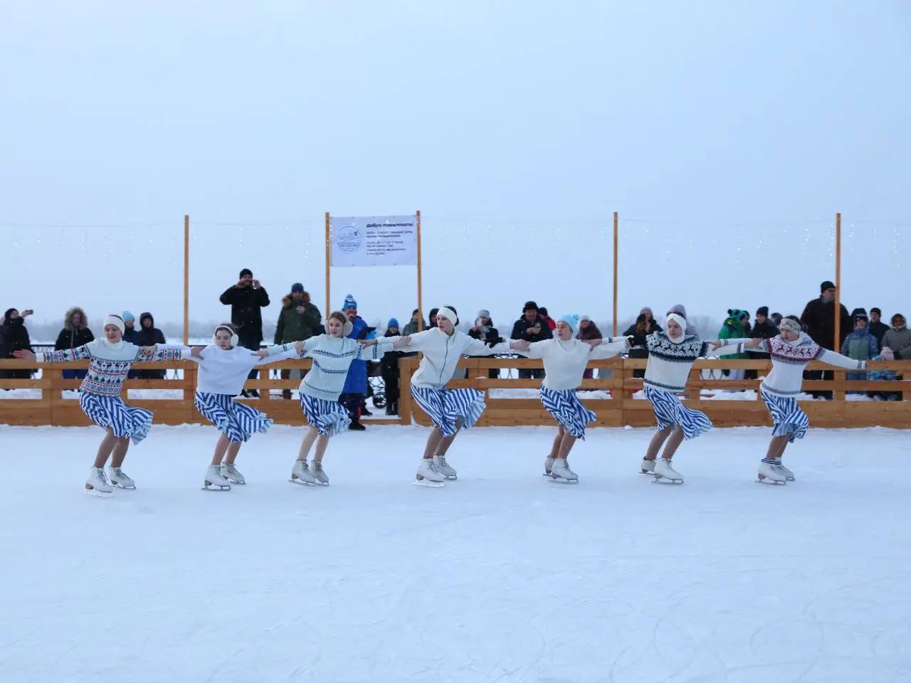 Стал известен график работы нового катка на набережной у Некрасовского спуска в Самаре Каток будет открыт для посетителей ежедневно за исключением понедельника Кроме того с 7 00 до 11 00 на объекте запланирована техническая пауза в это время проводится заливка льда В остальное время площадка доступна для массового катания Открытие катка состоялось сегодня и прошло в праздничном формате первыми на лед с показательным выступлением вышли воспитанники самарской детско юношеской спортивной школы 10 Площадка оборудована освещением также на месте работает пункт проката коньков Samara