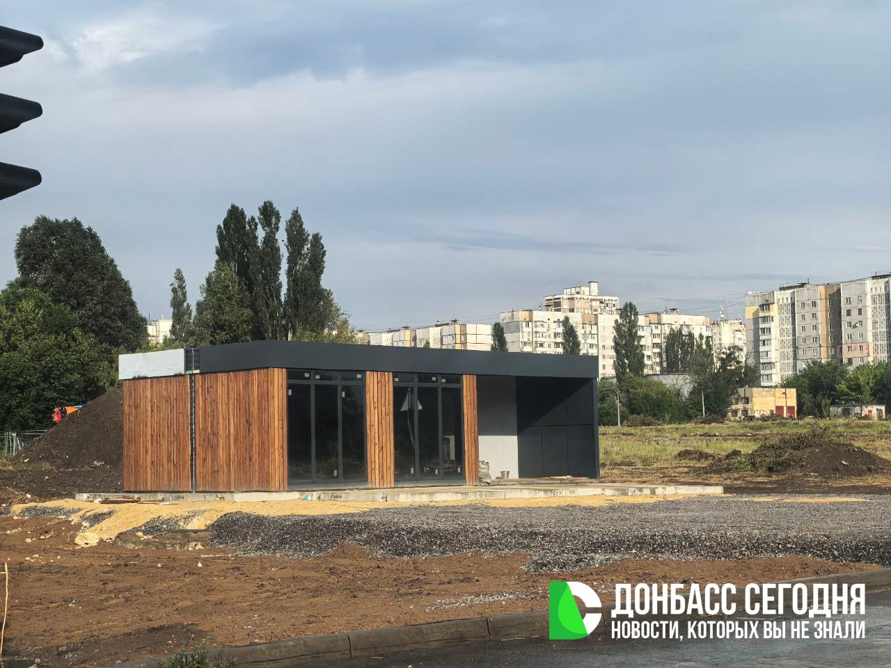 В Будённовском районе Донецка готовят площадку для строительства ипотечного жилья  На пустыре у гимназии №122 Будённовского района Донецка начали огораживать площадку для строительства ипотечного жилья.  Пока на территории объекта не появился паспорт строительства, но рабочие заверили местных жителей, что скоро рядом с их домами появятся новые высотки.  Предполагаемый новострой появится по улице Независимости, в шаговой доступности будет школа, храм, рынок и несколько супермаркетов.     Подписаться    Написать в редакцию    Поддержать Донбасс