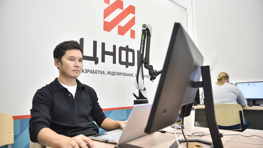 В НГУ разработан Конструктор нелинейных моделей композиционных материалов Учёные Центра компетенций Национальной технологической инициативы НТИ по направлению Моделирование и разработка новых функциональных материалов с заданными свойствами ЦНФМ на базе НГУ разработали Конструктор нелинейных моделей композиционных материалов В настоящее время готов макет Конструктора и прототипы его отдельных модулей которые проходят тестирование Новое программное обеспечение позволит инженерам строить высокоточные модели которые учитывают такие типы нелинейного поведения материалов как вязкоупругость упругопластичность накопление повреждений наведённая анизотропия Генерируемые Конструктором компьютерные модели позволят более рационально использовать прочностные резервы функциональных материалов Разработка найдет применение в авиастроительной и двигателестроительной отраслях нефтедобывающей промышленности и медицине Конструктор разработан при финансовой поддержке Фонда НТИ При компьютерном моделировании деформирования и разрушения какого либо сложного узла или механизма недостаточно создать геометрическую модель Необходимо объяснить компьютерной программе из каких материалов создана моделируемая конструкция и какими свойствами эти материалы обладают Долгое время инженеры рассчитывали процессы по простейшим линейным моделям поскольку нелинейные модели это гораздо более сложный но при этом и более современный подход Важно что нелинейные модели существенно более точные чем линейные Они позволяют более рационально использовать прочностные резервы материала а благодаря этому снизить стоимость и массу изделия повысить конкурентоспособность продукта рассказал об актуальности разработки Алексей Шутов д ф м н Dr habil ведущий научный сотрудник Центра новых функциональных материалов НГУ Подробнее nsuniversity