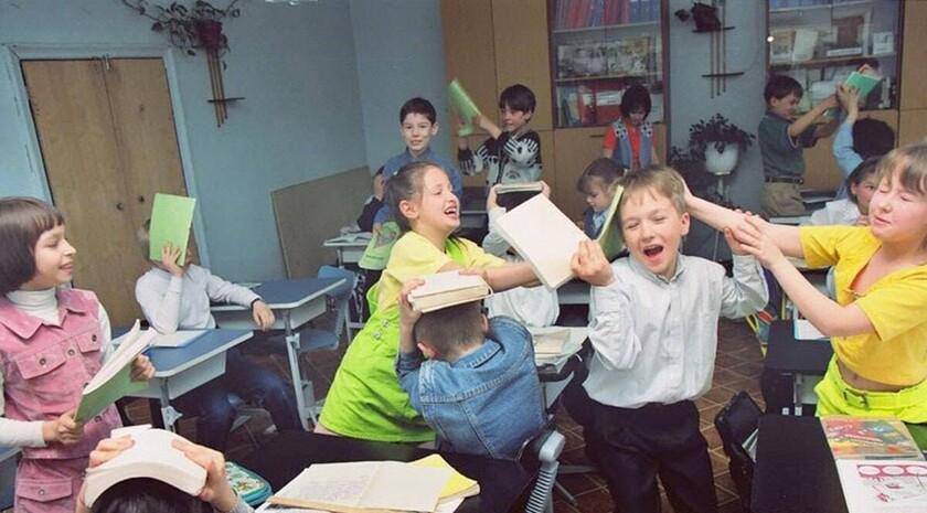  Десять школ ЛНР с начала нового учебного года начнут оценивать поведение учащихся. Об этом сообщила пресс-служба Правительства ЛНР со ссылкой на министра образования и науки Республики Ивана Кусова. «Оценки за поведение в этих школах рекомендовано выставлять с первого по восьмой классы обучения. Выпускные классы не задействованы, чтобы не провоцировать напряженность с учетом необходимости подготовки к экзаменам», — отметили в кабмине. В число первых школ, где будет апробирована система оценивания поведения, вошли Стахановская средняя школа № 1 имени дважды Героя Советского Союза Михайличенко, Свердловский лицей № 1 имени сестер-подпольщиц Лидии и Светланы Бабарицких, Краснодонская средняя школа № 4 имени Героя Советского Союза Тюленина, Старобельская средняя школа № 1, Северодонецкая средняя школа № 9, Алчевская средняя школа № 15 и Алчевский коллегиум № 1 имени Алчевской, а также луганские гимназия № 60 имени 200-летия Луганска, средняя школа № 12 имени Галицкого и средняя школа № 5 имени Даля.