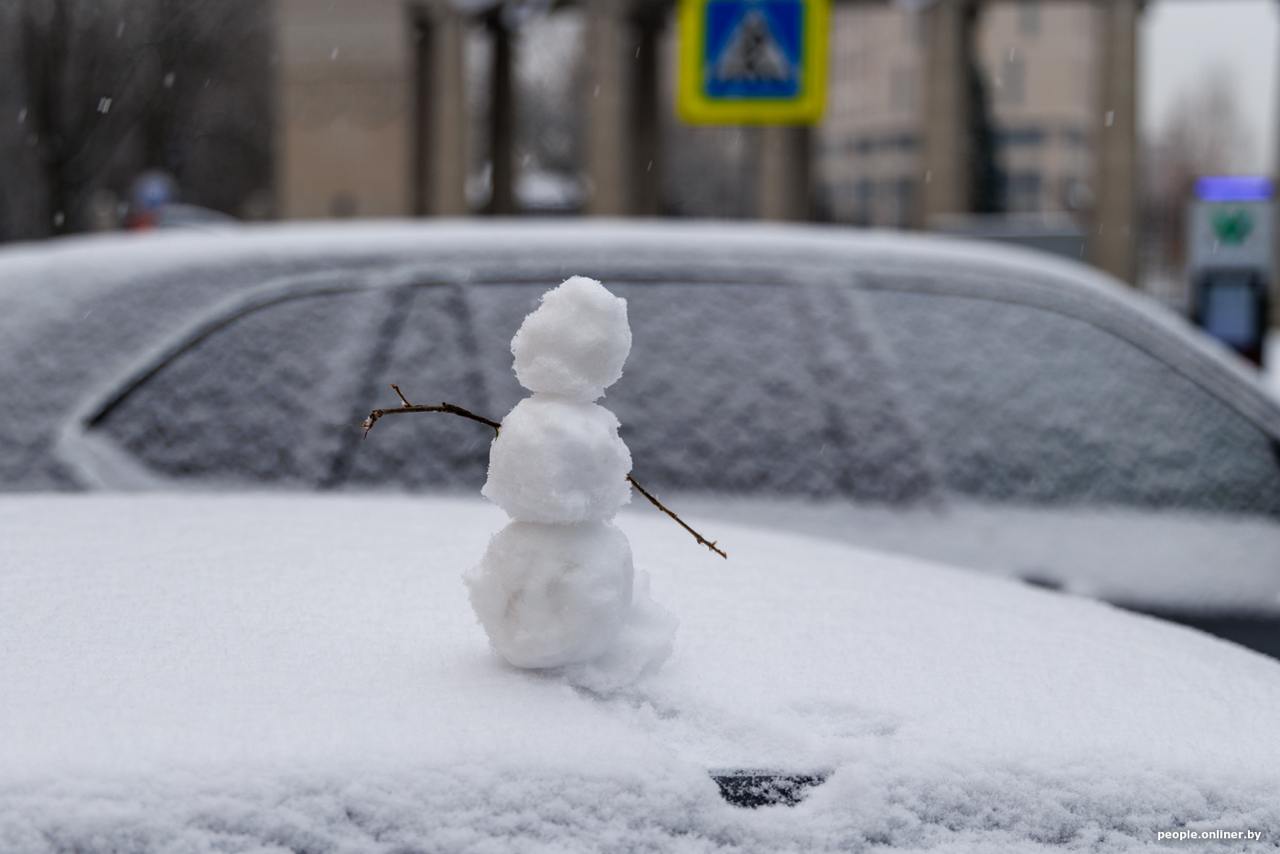 Февраль готовит сюрпризы: снег, гололедица и морозы до –14°C  Погода решила напомнить, что зима еще не ушла. Над Беларусью кружит циклон Джулиан, который принесет ветер до 18 м/с и заставит дождь стать снегом. В первые дни февраля температура будет колебаться между плюсом и минусом, обеспечивая нам гололедицу и снежную кашу.  Что дальше?  К понедельнику плюсы отменяются, а к середине недели при ясном небе в отдельных регионах возможно до –14°C ночью. Днем — чуть теплее, от –5°C до +2°C.  Снег попробует задержаться, но полноценные сугробы маловероятны. Со среды давление начнет расти, осадки ослабнут или вовсе прекратятся.  Белгидромет советует утепляться и быть аккуратнее на дорогах.