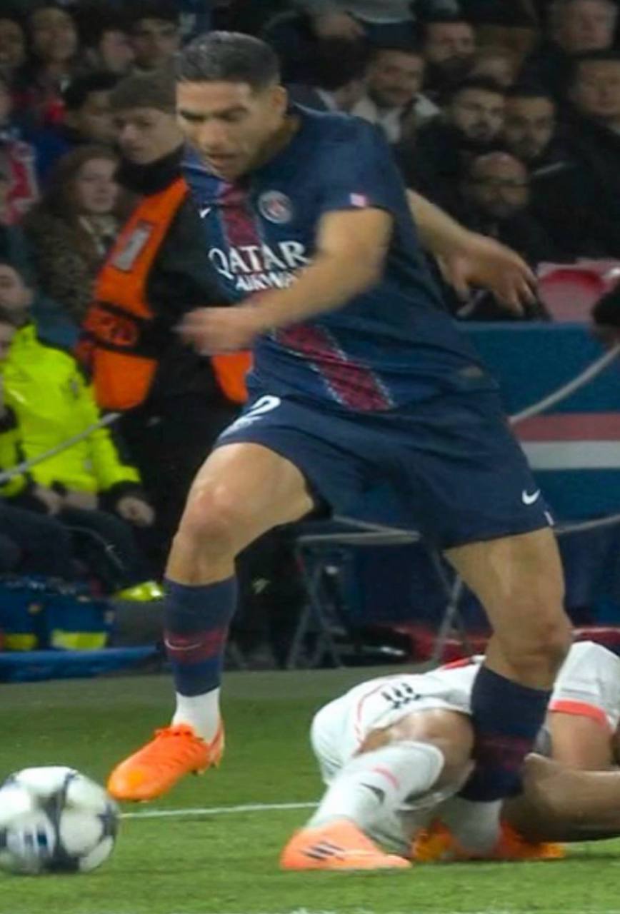 Страшная травма в матче ПСЖ Бавария оформивший дубль Луис Диас вкатился в Ашрафа Хакими и чуть не сломал ему ногу Хакими уводили с поля под руки Диас получил красную карточку