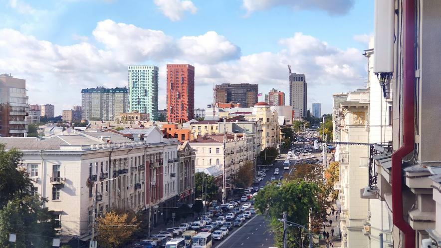 В Ростове вторые сутки подряд не работает мобильный интернет Вторые сутки подряд в Ростове наблюдаются проблемы с мобильным интернетом. На это жалуются не только горожане и представители малого бизнеса, но и коммунальщики. Интернета в Ростове почти не было целый день в пятницу, 11 июля. Более или менее стабильное соединение появилось только ночью. Но с утра субботы, 12 июля, мобильный интернет снова пропал. - Заметил, когда вышел из подъезда и не смог найти такси. Посмотреть, где стоит машина, уже не получилось — от домашнего WiFi телефон отключился, а мобильного не было. В итоге нашлись, конечно, - рассказал 1rnd один из читателей. - Сегодня адская жарища, вышла на остановку, хотела посмотреть, где транспорт и на каком автобусе лучше уехать — а всё, связи нет, - пожаловалась ростовчанка. Перебои в работе интернета осложнили жизнь даже коммунальщикам. В «Теплокоммунэнерго», например, нарушилась коммуникация с ростовчанами по поводу аварий. - Горожане не могли отправить сообщение через мессенджеры, - рассказали в организации. - Мы на связи, но частично. Напомним, что власти объясняют отключения интернета вопросами безопасности в условиях постоянных воздушных атак.