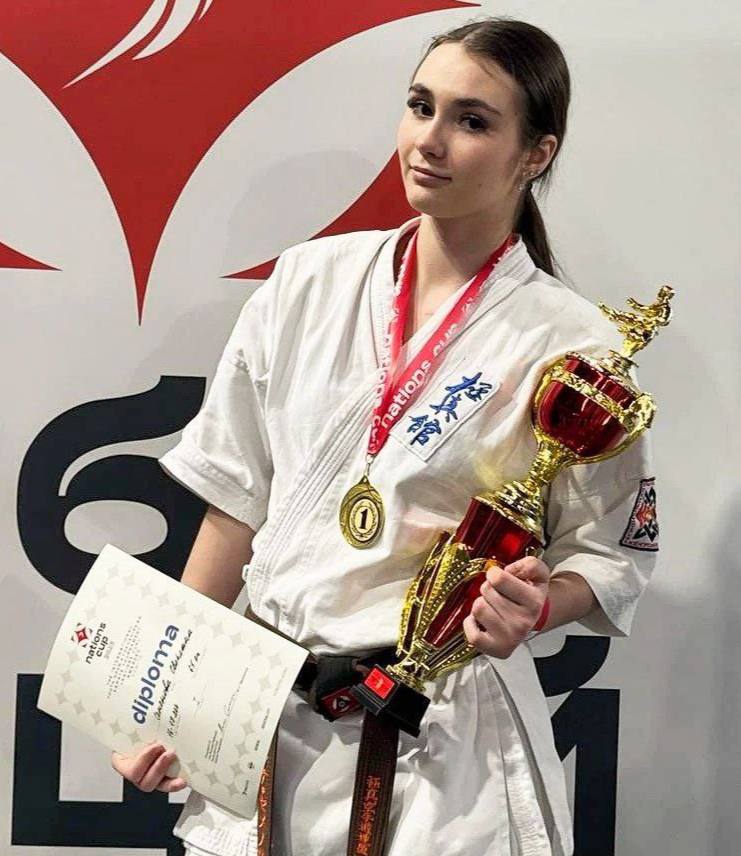 Наша спортсменка Светлана Семенова - чемпионка международных соревнований по каратэ  Международные соревнования по кекусинкан «Кубок Наций» прошли во Дворце спорта Ирины Винер в Лужниках.  В турнире участвовало 2000 тыс. спортсменов из 25 стран.  6 воспитанников выселковской спортшколы были в составе сборной края и представляли Россию. Это: Султанова Арианна, Сошникова Валерия, Легкая Анжелика, Красилин Станислав, Аврашко Артём, Семенова Светлана. 5 спортсменов остановились в шаге от пьедестала.  Светлана Семенова выиграла все поединки и стала победителем международных соревнований «Кубок Наций»!  Поздравляем Свету, участницу нашего недавнего проекта «Мамы чемпионов»! Благодарим родителей и тренеров - Резниковых Александра и Романа - за труд!     Власть Советов