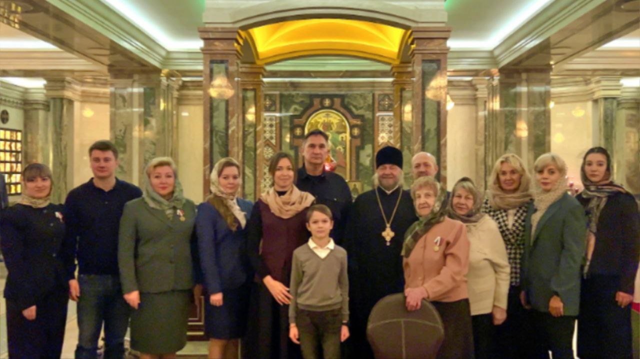 Российский фонд свободных выборов 21 ноября в Минске завершил второй этап международной акции Земля Памяти передачей собранных святынь в Храм памятник Всех Святых В торжественной церемонии передачи Капсул с Землей Памяти в Минский Храм памятник приняли участие настоятель Храма памятника в честь Всех Святых и в память о жертвах спасению Отечества нашего послуживших почетный доктор Белорусской государственной академии искусств митрофорный протоиерей Федор Повный участница Великой Отечественной войны узница концлагеря смерти Озаричи Татьяна Лискова председатели избирательных комиссий Луганской Народной Республики Воронежской и Орловской областей Марианна Сумская Илья Иванов и Лилия Пиняева директор Белорусского культурного центра духовного Возрождения Татьяна Колядко заместитель генерального директора Национальной киностудии Беларусьфильм Александр Гостев председатель Союза молодежных избирательных комиссий России Максим Воронин лидер Корпуса добровольцев РФСВ Марьям Файзуллина пресс секретарь Союза молодежных избирательных комиссий России Дарья Савватеева представители Центральной избирательной комиссии Республики Беларусь Молодежного совета при ЦИК Беларуси и Белорусского республиканского союза молодежи а также непосредственно организаторы акции Земля Памяти эксперты Российского фонда свободных выборов Майя Богданова Людмила Тарасова Вероника Фатхутдинова и исполнительный директор Максим Лесков Подробности проведения Акции на сайте Медиацентра Аквилон РФСВ Памяти достойны