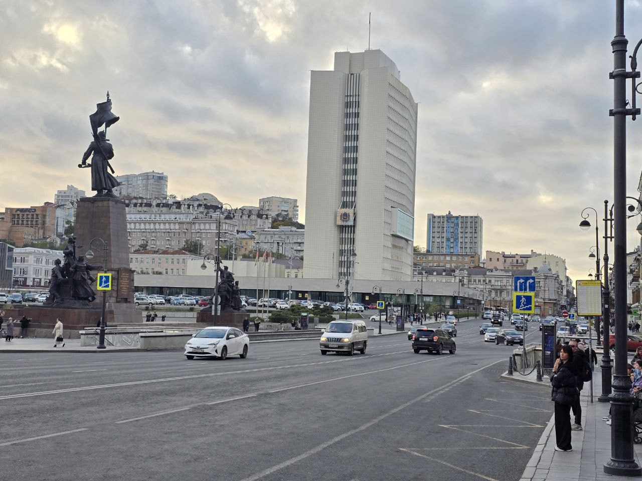 Расходы бюджета Приморья на 2026 год увеличили на 2 1 млрд рублей В Приморье утвердили первую в этом году корректировку бюджета Поправки предусматривают увеличение расходов и уточнение параметров дефицита Депутаты Заксобрания края приняли документ сразу в трех чтениях После внесения изменений основные параметры краевого бюджета на 2026 год составили доходы 255 8 млрд руб расходы 293 1 млрд руб дефицит 37 3 млрд руб РБК Восток в Telegram и MAX