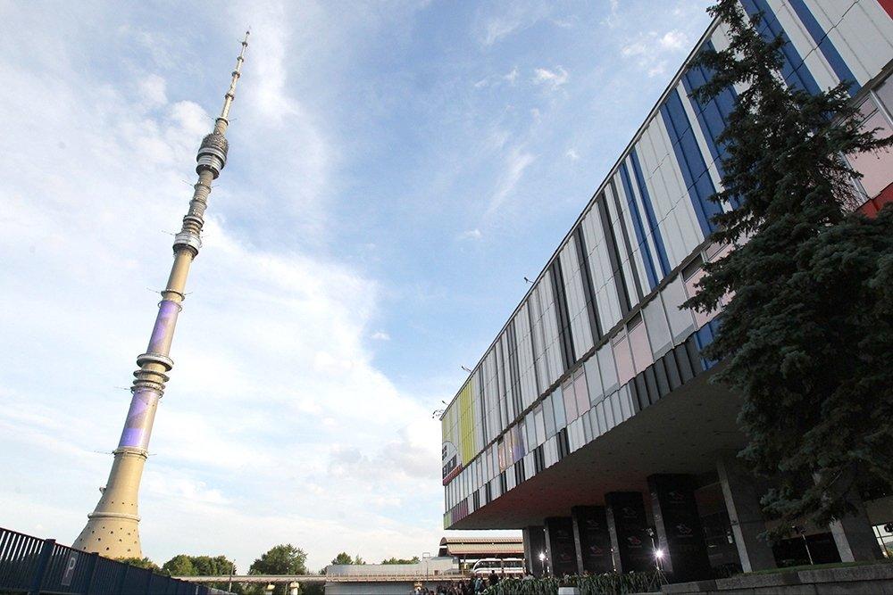 Телецентру Останкино и Останкинской телебашне 58 лет Телецентр Останкино был введен в эксплуатацию 4 ноября 1967 года За эти годы он превратился в технологичную платформу для создателей контента которая при этом сохраняет надежность вещания крупнейших телеканалов страны 5 ноября 1967 года был подписан Акт Государственной комиссии о вводе в эксплуатацию Останкинской телебашни которая стала символом технического прогресса и инженерной мысли За 58 лет своего существования телебашня стала неотъемлемой частью московского пейзажа и важнейшим объектом связи для всей страны Редакция Кабельщика от всей души поздравляет сотрудников телецентра с этой значимой датой