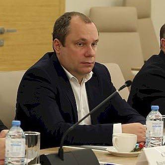Сына главы всероссийского общества слепых задержали в Татарстане Александра Сипкина подозревают в получении взятки от одного из руководителей дочернего предприятия организации, пишет «Коммерсантъ». По данным издания, деньги якобы предназначались за покровительство. «Бизнес Online» со ссылкой на следствие утверждает, что Сипкин требовал 30 млн рублей от директора завода по производству «Елабуга УкупрПласт» Александра Величко взамен на сохранение того при должности. Величко обратился к силовикам, в результате Сипкина задержали при получении 2,2 млн рублей. Как указывает источник РЕН ТВ, силовики проверят президента всероссийского общества слепых Владимира Сипкина на предмет предполагаемого нецелевого использования средств, которые были выделены на субсидии, а также возможной незаконной продажи объектов ВОС в регионах по заниженной стоимости : Медиа ВОС