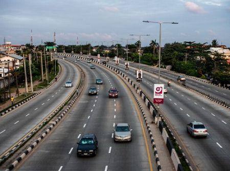 В Либерии Сенат рассматривает проект концессии на сумму 365 миллионов долларов США Либерия сталкивается с проблемами инфраструктуры особенно из за слабой дорожной сети Правительство привлекает частные инвестиции для строительства дорог рассматривая проект концессии на 365 миллионов долларов с консорциумом PAVIPORT AL Associates Inc Планируется построить 255 километров магистралей что должно улучшить транспортную сеть и способствовать экономическому росту Публичные слушания по соглашению проходят с участием различных министерств для оценки финансовой целесообразности и защиты интересов граждан Однако есть опасения что участие частных компаний может привести к росту цен на проезд что сделает транспорт менее доступным для населения особенно в сельских районах