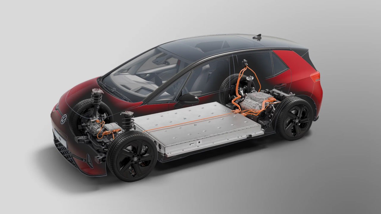 Volkswagen будет спасать электрокары с помощью ДВС Компания готовит серьёзные изменения в своей стратегии развития которые позволят в будущем сохранить акцент на электрифицированных моделях но сделать их доступнее и дальнобойнее Как пишет Bloomberg линейки VW в Европе и США могут пополнить автомобили с силовыми установками организованными по принципу последовательного гибрида Ожидается что применять такие установки Volkswagen станет в первую очередь на самых крупных моделях на которых появление ДВС позволит использовать более компактные и дешёвые батареи Дополнительные инвестиции в разработку этих систем могут стать частью нового стратегического плана на ближайшие пять лет который сейчас готовит концерн Журнал Авто ру online