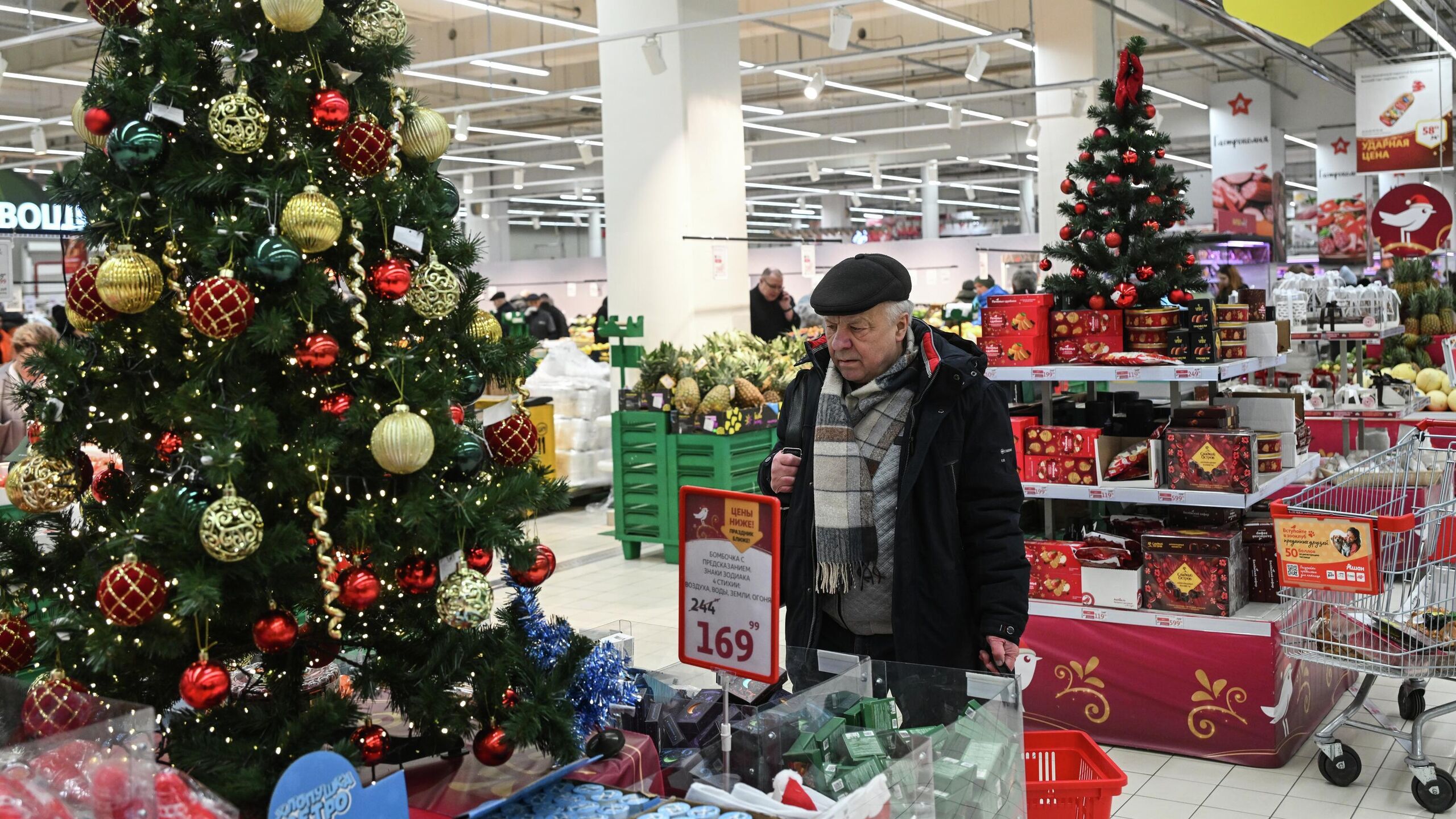 Больше всего пенсионеров в России проживает в Московском регионе и Краснодарском крае на них приходится 16 всего старшего поколения выяснило РИА Новости проанализировав данные статистики В Москве живут 3 миллиона работающих и неработающих пенсионеров в Московской области 1 95 миллиона а в Краснодарском крае 1 6 миллиона человек В пятерку по числу получателей пенсий также входят Санкт Петербург 1 44 миллиона и Свердловская область 1 25 миллиона В Ростовской области проживает 1 15 миллиона пожилых людей в Башкирии 1 12 миллиона а в Татарстане 1 1 миллиона При этом в Тюменской области прописано более 1 миллиона пенсионеров Десятку среди регионов по числу получающих пенсии замыкает Челябинская область с 978 тысяч человек При этом в России есть только два региона в котором проживает менее 15 тысяч пенсионеров Чукотка и Ненецкий автономный округ