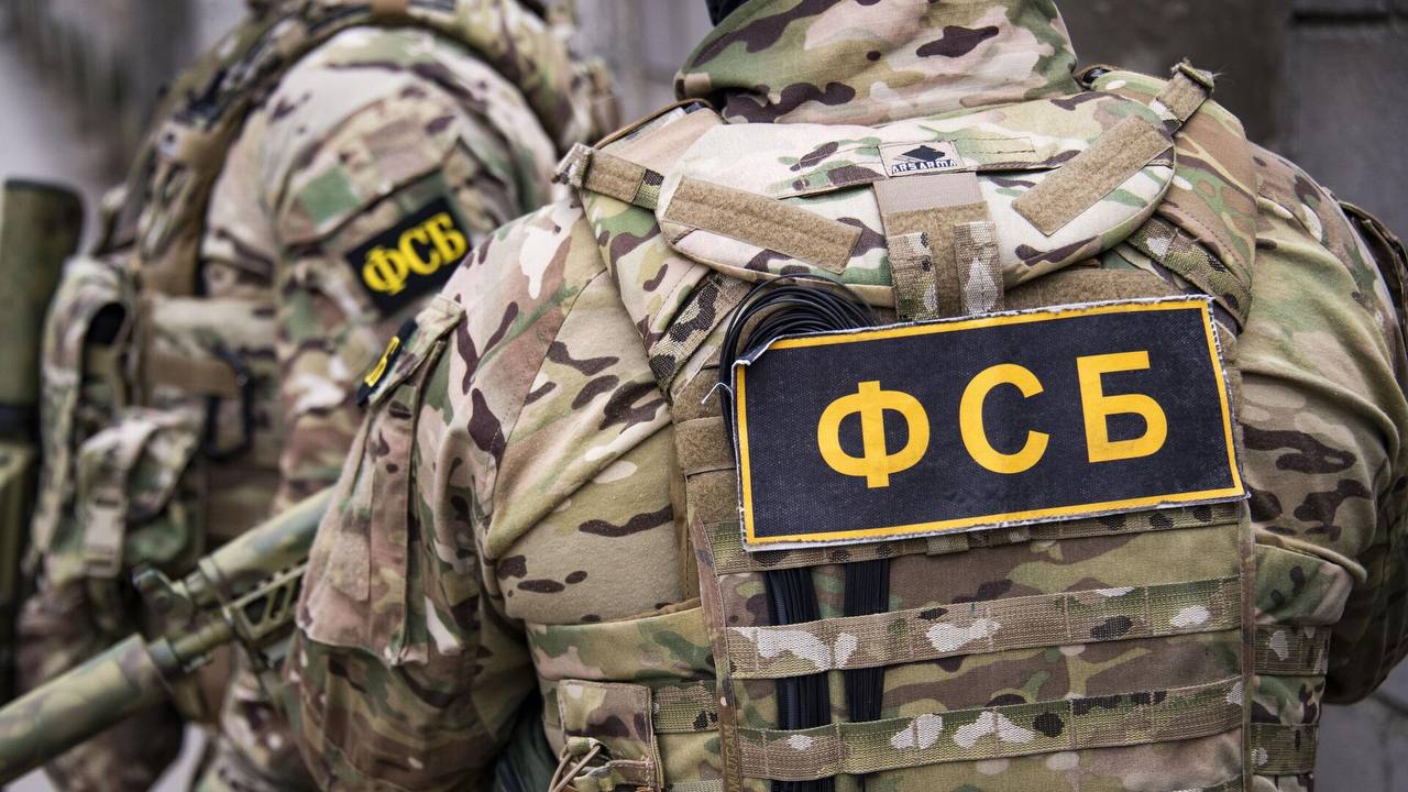 Украинца осудили на 13 лет за шпионаж в Белгородской области  Мужчина собирал и передавал противнику сведения военного характера о месте расположения и перемещениях воинских формирований на территории региона.   Преступная деятельность 47-летнего уроженца Луганской области была пресечена в автомобильном пункте пропуска «Логачевка».     31 онлайн - подписаться