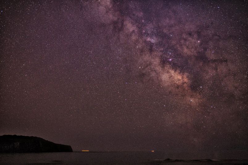 В небе над Иркутском заметили яркий метеор    Сейчас иркутские астрономы собирают информацию об этом явлении.  Фото и видео можно поделиться с       IrkutskMedia   Прислать новость