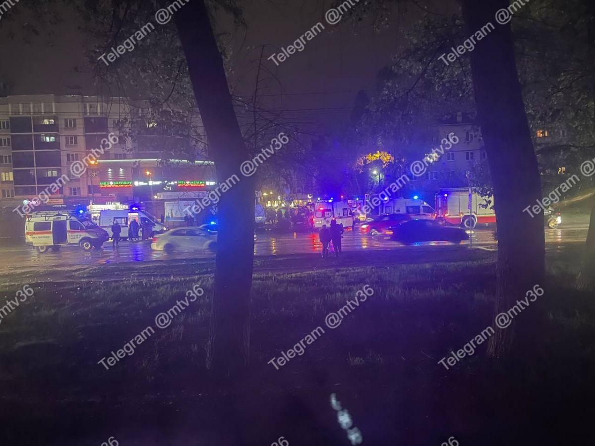 На место ДТП в Воронеже приехали три скорые На Димитрова столкнулись «Газель» и Volkswagen. ↗ Прислать новость Подписаться