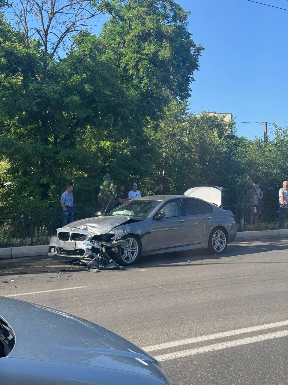 Авария по Одесской в Тирасполе. «БМВ» и «Фольксваген» не поделили дорогу возле Колкотового рынка. Сотрудники ГАИ уже на месте.