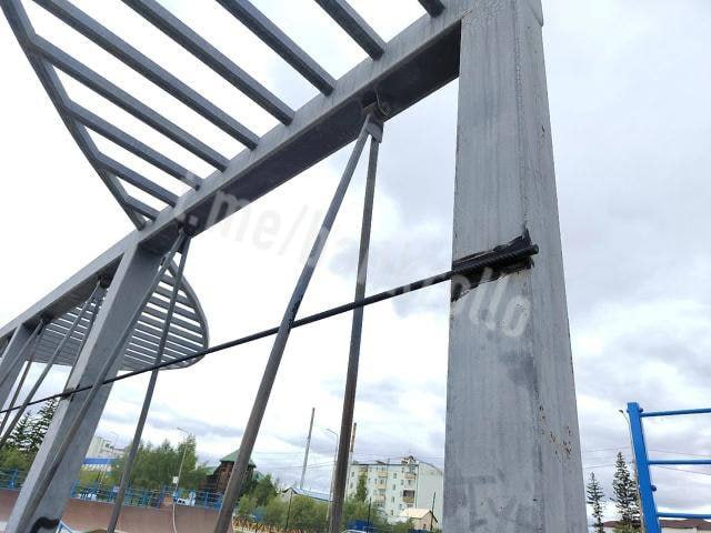 В Якутии запретили качаться на качелях. Администрация Покровска заварила качели на набережной, потому что с них падали дети.