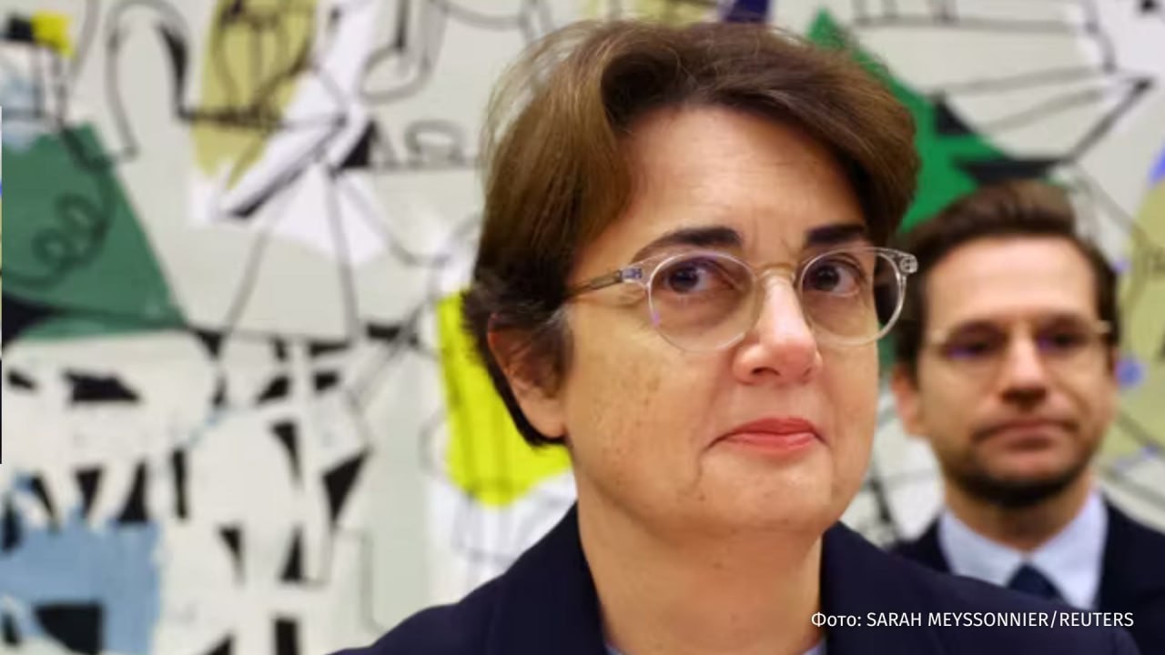 Акт ответственности увольнение директор Лувра Лоранс де Кар все же удалось уйти в отставку со второго раза президент Франции Эммануэль Макрон принял ее заявление пишет газета Le Monde Глава государства принял это приветствуя акт ответственности в то время когда крупнейшему в мире музея нужна умиротворение и новый сильный импульс для реализации крупных проектов по безопасности модернизации и проекта Лувр Новый Ренессанс говорится в заявлении офиса президента Кар уже пыталась покинуть своей пост в октябре 2025 года сразу после после ограбления музея нанесшего ущерб в 88 млн Тогда были украдены девять ювелирных украшений среди которых тиары серьги ожерелья и броши французских королев и императриц Следующая напасть которая приключилась в период ее руководства произошла спустя несколько месяцев парижской полиции удалось раскрыть схему экскурсоводов мошенников которые обокрали Лувр на 10 млн пользуясь схемой с поддельными билетами и перебронированием экскурсий В результате задержаны девять человек в том числе сотрудники музея экскурсоводы и предполагаемый организатор схемы Де Кар была первой женщиной на посту директора главного французского музея Она заняла этот пост в 2021 году Больше новостей IZ RU в MAX