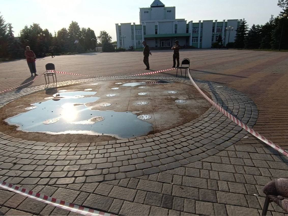 В Томаровке в парке отдыха сегодня погибла 13-летняя девочка, которая играла на территории контактного фонтана.  Об этом сообщили в прокуратуре региона. Ведомство проводит проверку. Проверка также организована следственным управлением.    Подписаться   Прислать новость