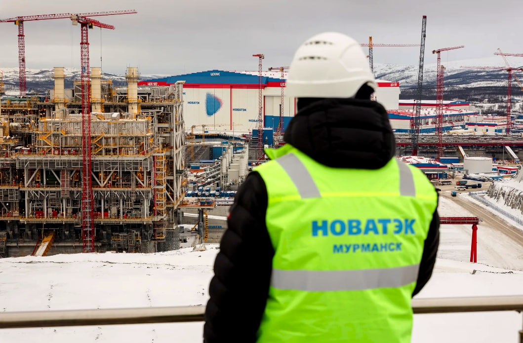 Реализация проекта Мурманский СПГ компании Новатэк мощностью 20 4 млн тонн в год может быть перенесена на 2032 год NVTK Ранее президент России Владимир Путин поручил Газпрому совместно с правительством РФ построить и запустить газопровод Волхов Мурманск до 2030 года Новатэк заявлял что мощность Мурманского СПГ превысит 20 млн тонн он будет состоять из трех линий по 6 8 млн тонн каждая Предполагалось что первая будет построена в 2027 году вторая в 2029 году Сроки по третьей линии ранее не назывались jkinvest news jkinvest