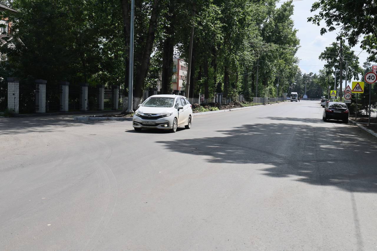 В селе Ленинском проверила качество ремонта и благоустройства улицы Ленина. Установлены бордюры, приведены в порядок пешеходные тротуары. Сейчас идет укладка второго слоя асфальта. Следующий этап — монтаж новых уличных светильников, оборудование уже закуплено и готово к установке. Продолжаем реконструкцию дороги «Биробиджан — Унгун — Ленинское». Сейчас участок региональной дороги подготовлен к укладке асфальта. Работы ведем с опережением графика, их завершение планируется к концу сентября. В ДК Ленинского вместе с командой провела встречу с жителями. Вопросы очень разные — от развития сельского хозяйства и мебели в школах до здравоохранения и коммунальных проблем. По всем пунктам будем последовательно принимать решения в интересах людей. Вместе с и.о. главы Ленинского района Алексеем Андреевичем Кузьминым вручили награды выдающимся жителям, сертификаты победителям конкурса грантов губернатора «Измени жизнь к лучшему» и конкурса грантов губернатора в целях поддержки общественных инициатив территориального общественного самоуправления в 2025 году. Сейчас Ленинское готовится к началу больших проектов. Строительство универсального перегрузочного терминала «Нижнеленинское — Тунцзян» позволит развить социальную инфраструктуру села, построить здесь новое жилье и создать высокооплачиваемые рабочие места. Любой проект развития должен решать проблемы людей и менять жизнь к лучшему. Это возможно сделать только вместе. Уверена, неравнодушное отношение жителей Ленинского района к своей земле позволит нам добиться этого.