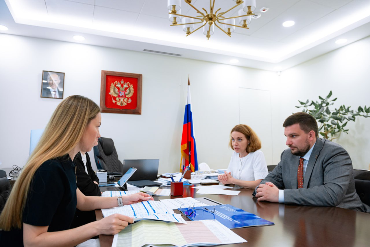 По поручению губернатора Виталия Павловича Хоценко вместе с министром образования региона Ольгой Геннадьевной Степановой работаем в Москве. Встретились с заместителем министра просвещения России Ириной Владимировной Шварцман. Обсудили вопросы реализации в Омской области федерального проекта «Производительность труда» нацпроекта «Эффективная и конкурентная экономика» и показатели его реализации. Также поговорили об оснащении предметных кабинетов по основам безопасности жизнедеятельности и труда в образовательных организациях. Кроме того, пообщались с директором департамента развития инфраструктуры Минпросвещения России Сергеем Геннадьевичем Пермяковым. Обсудили ход модернизации школьной системы образования. Сейчас в Омской области капитальный ремонт по федеральной программе идет в 35 образовательных организациях.
