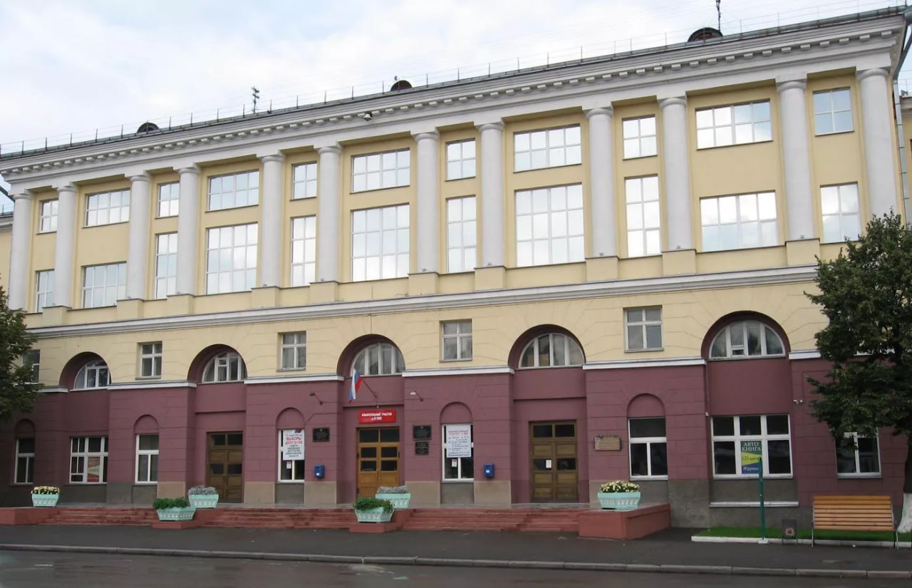 Руководство Кузбасского государственного технического университета подозревают в зачислении студентов без экзаменов — правоохранительные органы  Должностные лица КузГТУ, входящие в состав приемной комиссии в 2022-2023 учебном году, фиктивно зачислили в вуз около 100 абитуриентов без сдачи вступительных экзаменов. С сентября 2022 по март 2025 студенты получили стипендию и материальную помощь.   Общая сумма ущерба — более 18 миллионов рублей. У ректора и ряда должностных лиц КузГТУ прошли обыски. Заведено уголовное дело.