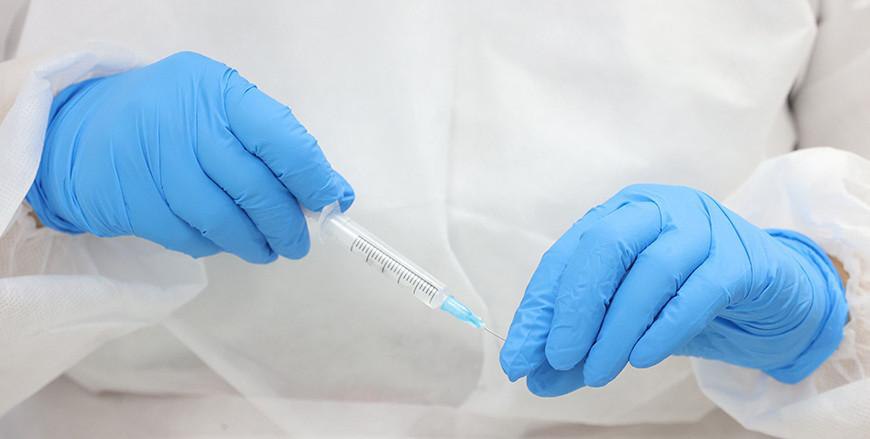 Международная группа ученых представила универсальное противоядие от укусов 17 видов змей Международная группа исследователей под руководством профессора Андреаса Хаугарда Лаустсена Киля с факультета биоинженерии Технического университета Дании разработала противоядие широкого спектра действия которое продемонстрировало впечатляющий потенциал в лабораторных исследованиях Противоядие защищает от яда 17 различных видов африканских змей включая кобр мамб и ринкхалов обеспечивает лучшую защиту от повреждения тканей снижает риск иммунных реакций и по словам исследователей может быть изготовлено с меньшими затратами чем существующие противоядия  Поддержать канал бустами Inst TikTok ВК OK FB