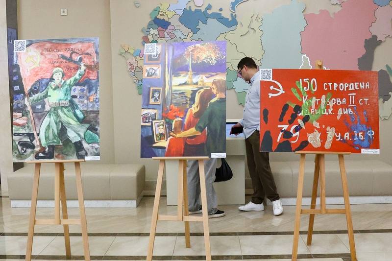 В Совете Федерации состоялась церемония награждения победителей Всероссийского конкурса детского рисунка «Жизнь, деленная на граммы», посвященного 80-летию Победы в Великой Отечественной войне 1941-1945 годов Проект «Жизнь, делённая на граммы» реализуется по инициативе Председателя Совета Федерации Валентины Ивановны Матвиенко, и объединил уже более 300 тысяч человек – в апреле этого года выставка работ победителей четырех этапов конкурса открылась в Государственном Кремлевском дворце. Свое начало проект ведет с 2021 года, тогда он был посвящен 80-летию со дня начала работы спасительной «Дороги жизни». Все картины написаны юными художниками в возрасте от 7 до 17 лет – на представленных работах можно увидеть сюжеты с изображением жителей блокадного города, тяжкого периода военного времени, фрагменты боев, ветеранов Великой Отечественной войны, участников военного Парада – все то, что еще раз подтверждает пережитое горе, величие и подвиг всего советского народа. На одном рисунке изображено Красное Знамя – главный символ нашей Великой Победы. Все рисунки написаны с чувством глубокого погружения – ребята постарались выразить и свои переживания и показать чувство гордости за страну, победившую фашизм на земле. Безусловно, очень важно, особенно сегодня, когда подрастающее поколение знает историю своего Отечества, чтит подвиги и бережно сохраняет историческую правду о Второй мировой войне, помнит всех тех, кто подарил нам жизнь и мирное будущее.
