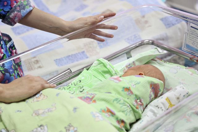 Южноуральцы обращаются к ИИ чтобы придумать имена новорожденным   www up74 ru articles news 167908 Первым ребенком имя которому предложила нейронка стала Селеста Архипова Молодые родители Никита и Лилия Архиповы перед рождением первенца вместо семейного мозгового штурма по поводу имени малыша озадачили этим вопросом нейросеть Промпт включал в себя фамилию отчество увлечения родителей и т д Нейросети необходимо было подобрать под этот запрос благозвучное имя