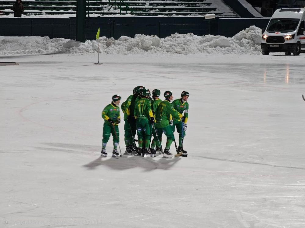СКА Нефтяник с удалениями выносит Водник Это первое поражение архангельской команды в чемпионате Сегодня днём Водник на выезде уступил хабаровскому СКА Нефтяник Хозяева с первых минут начали прессинговать и несколько раз были близки к тому чтобы открыть счёт Первый гол однако случился лишь на 33 й минуте забил Александр Егорычев Примечательно что буквально перед этим на 10 минут был удалён игрок СКА Нефтяник Николай Коньков Водник попытался отыграться но реализовать своим моменты так и не смог при том что на 40 й минуте у хабаровчан был удалён Максим Рязанов Ещё два мяча хозяева забросили на 55 й Владимир Каланчин и 57 й минутах Дмитрий Сидоров На 77 й минуте у СКА Нефтяник случилось третье удаление в игре Егорычев отправился на скамейку за подножку На 85 й минуте за то же самое синюю карточку получил игрок Водника Сергей Калинин Итоговый счёт 3 0 в пользу хабаровчан Таким образом СКА Нефтяник занимающий третью строчку в турнирной таблице XXXIV чемпионата России перемещается на вторую смещая оттуда Водник Сейчас у них одинаковое количество очков по 12 В лидерах всё ещё московское Динамо у которого также 12 очков но ещё одна игра в запасе