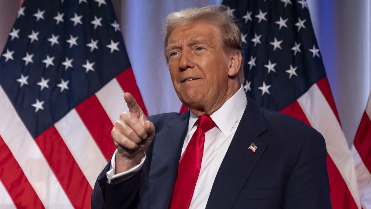 Полный список новых импортных пошлин, объявленных администрацией Трампа на этой неделе Он охватывает более двух десятков стран и варьируется от 20% до 50%. Это часть новой тарифной политики, направленной на выравнивание торгового баланса США и стимулирование внутреннего производства. Перечень стран и размер пошлин: ⏺ЕС – 30% ⏺Южная Африка – 30% ⏺Южная Корея – 25% ⏺Бангладеш – 35% ⏺Казахстан – 25% ⏺Филиппины – 20% ⏺Камбоджа – 36% ⏺Индонезия – 32% ⏺Мьянма – 40% ⏺Шри-Ланка – 30% ⏺Малайзия – 25% ⏺Таиланд – 36% ⏺Молдова – 25% ⏺Канада – 35% ⏺Мексика – 30% ⏺Босния – 30% ⏺Алжир – 30% ⏺Тунис – 25% ⏺Бруней – 25% ⏺Сербия – 35% ⏺Япония – 25% ⏺Бразилия – 50% ⏺Ливия – 30% ⏺Лаос – 40% ⏺Ирак – 30% По заявлениям Белого дома, эти меры носят “взаимный характер” и призваны компенсировать то, что США считают несправедливым доступом к Минфин США уже отчитался о рекордном профиците бюджета в июне благодаря введенным Трампом пошлинам. В то же время противники повышения тарифов считают, что они могут спровоцировать ответные меры и усилить давление на глобальные цепочки поставок. СТАРШИЙ ИНСПЕКТОР