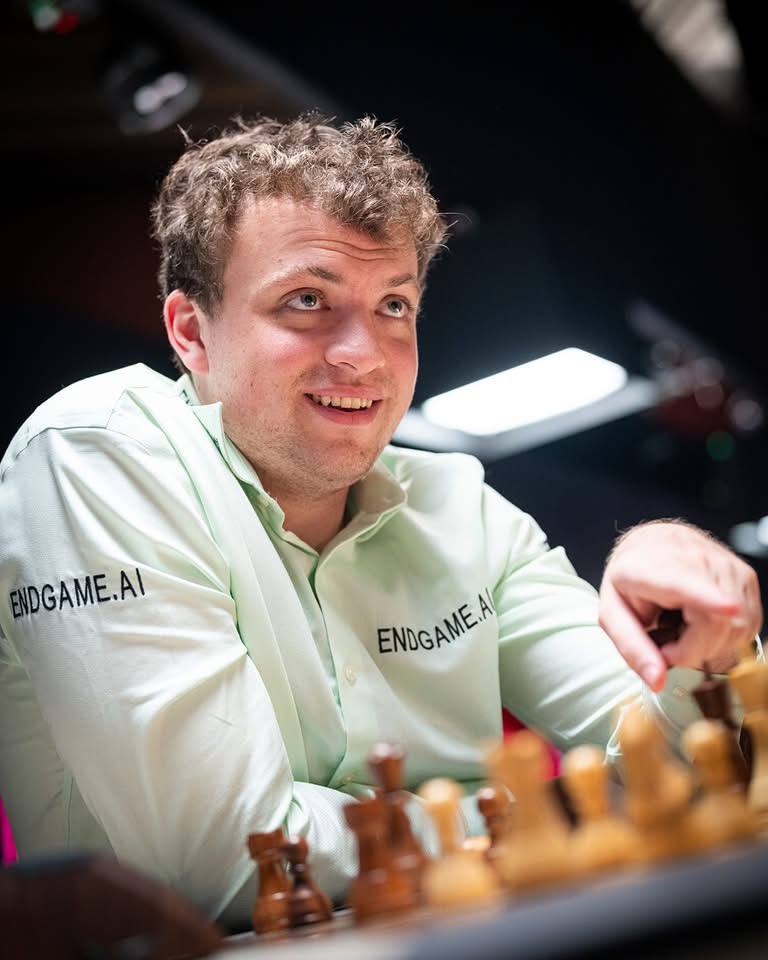 В финале турнира Freestyle Chess Grand Slam Las Vegas сыграют Ханс Ниманн и Левон Аронян Как часто бывает в спорте, побеждают те, кто «заскочил в последний вагон». Левон Аронян был в шаге от того, чтобы не выйти из группы, но в итоге Аронян не только выиграл тай-брейк у Карлсена, но и матчи 1/4 и 1/2 финала у Накамуры и Эригайси. Не менее драматичен и путь Ханса Ниманна – американец получил путевку в Лас-Вегас лишь благодаря открытому отборочному турниру. Как в отборе, так и сейчас Ниманн отлично справляется с нервами на тай-брейках: в четвертьфинале Ханс с общим счетом 4:2 переиграл Жавохира Синдарова, а в полуфинале выиграл дополнительный матч у Фабиано Каруаны. После того, как Аронян выбил Карлсена, Ниманн в буквальном смысле преклонялся перед Левоном, пообещав тому денежную премию. Сохранится ли у Ниманна такое же радушное настроение и в финале? #новости #турнир #шахматы_фишера