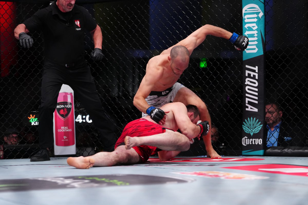 Российского бойца нокаутировали на второй минуте боя в UFC Муслим Салихов потерпел первое поражение в UFC с февраля 2024 года проиграв нокаутом сербу Урошу Медичу Бой на турнире в Лас Вегасе был остановлен на второй минуте первого раунда 41 летний Салихов проиграл шестой бой в карьере при 22 победах Предыдущие три поединка он выиграл Россиянин выступает в UFC с 2017 года У 32 летнего Медича в 2015 м переехавшего в США 12 побед и три проигрыша Global Look Press Подписаться на РБК Спорт