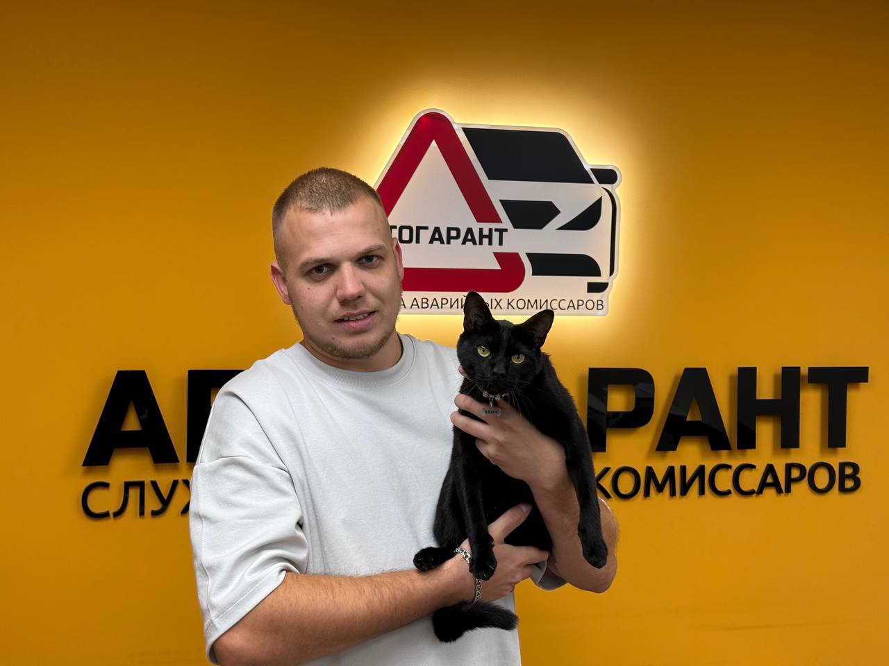 Веня вернулся домой Кот похищенный во Владивостоке самостоятельно вернулся к своим владельцам Случай с пропажей кота во Владивостоке завершился благополучно животное вновь оказалось с хозяевами Как выяснилось кота украл ребёнок По записям с камер наблюдения удалось проследить путь мальчика оказалось что это не первый раз когда он уводит чужих котов Когда нашли семью выяснилось что кот сбежал от них и спрятался в подвале Владельцы быстро приехали позвали питомца и он откликнулся на голос оставаясь здоровым и невредимым Фото Автогарант dvved