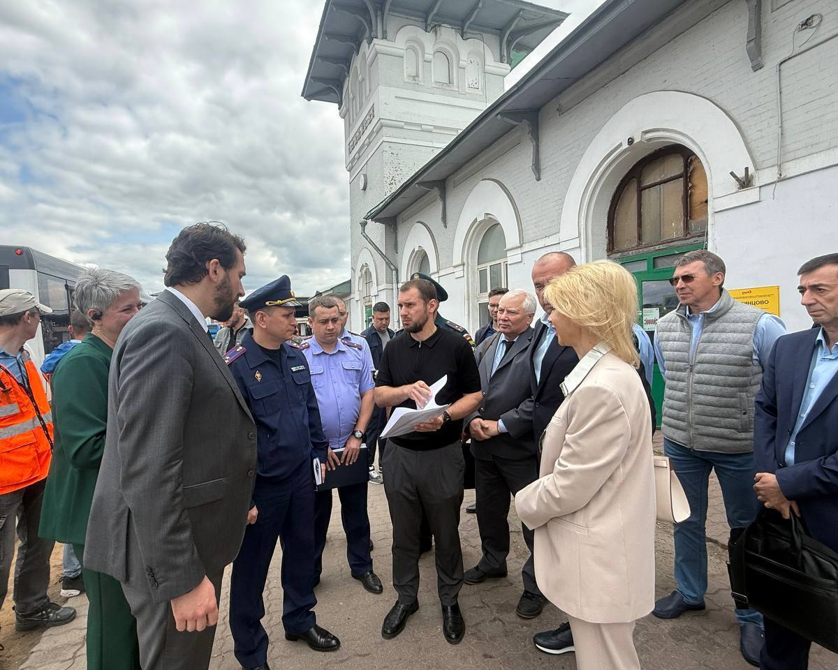 Активисты добились внимания надзорных органов к проблемам станции Одинцово В ответ на жалобы Одинцовцев руководство управления на транспорте СК России организовало выездную проверку на железнодорожной станции. И.о. руководителя Западного МСУТ СК Виктор Петрович Козлов лично осмотрел территорию и обсудил с жителями ход работ. В мероприятии также приняли участие представители МЧС, транспортной полиции, Ространснадзора, администрации Одинцовского округа, Общественной палаты Одинцовского округа, а также "РЖД" и «ЦППК». Установлено, что уже проведен ремонт железнодорожного моста, ведется монтаж ливневой системы на привокзальной площади. Особое внимание уделено вопросу организации парковки для общественного транспорта. Жители также предложили благоустроить территорию вокруг платформы, в том числе создать памятную аллею с высадкой деревьев. Эта инициатива получила поддержку участников встречи. По итогам обсуждения определили сроки реализации мероприятий по устранению недостатков и улучшению инфраструктуры транспортного узла.