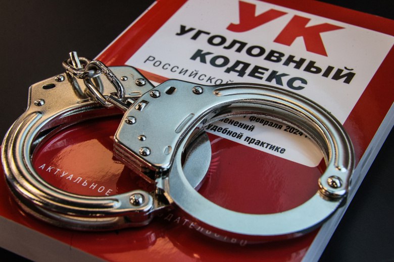 В Евпатории посиделка с алкоголем закончилась убийством В полицию обратилась 45 летняя женщина она рассказала к ней пришел сосед который нашел у себя в квартире труп неизвестного мужчины с признаками насильственной смерти Сотрудники уголовного розыска установили причастность к совершению убийства ранее судимого за тяжкое преступление 44 летнего хозяина квартиры и задержали подозреваемого сообщили в МВД по Крыму Мужчина во всем признался и рассказал что убийство произошло в результате конфликта между подвыпившими товарищами Материалы дела передали в СК 0 Подписаться на РИА Новости Крым в Telegram MAX VK