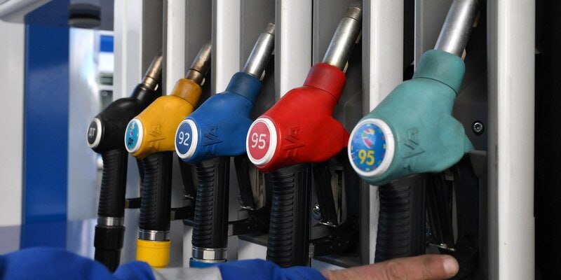 Правительство фиксирует снижения цен на независимых АЗС и ждет их дальнейшего падения на розничном рынке заявил вице премьер Александр Новак Стабилизацию оптовых и розничных цен он объяснил несколькими факторами Во первых закрыт экспорт нефтепродуктов во вторых произошло сезонное снижение спроса в третьих предприятия вышли из ремонтов увеличивается производство ситуация стабильная Ранее cообщалоь что в октябре бензин марки Аи 92 стал дешевле на 11 4 а Аи 95 на 8 8