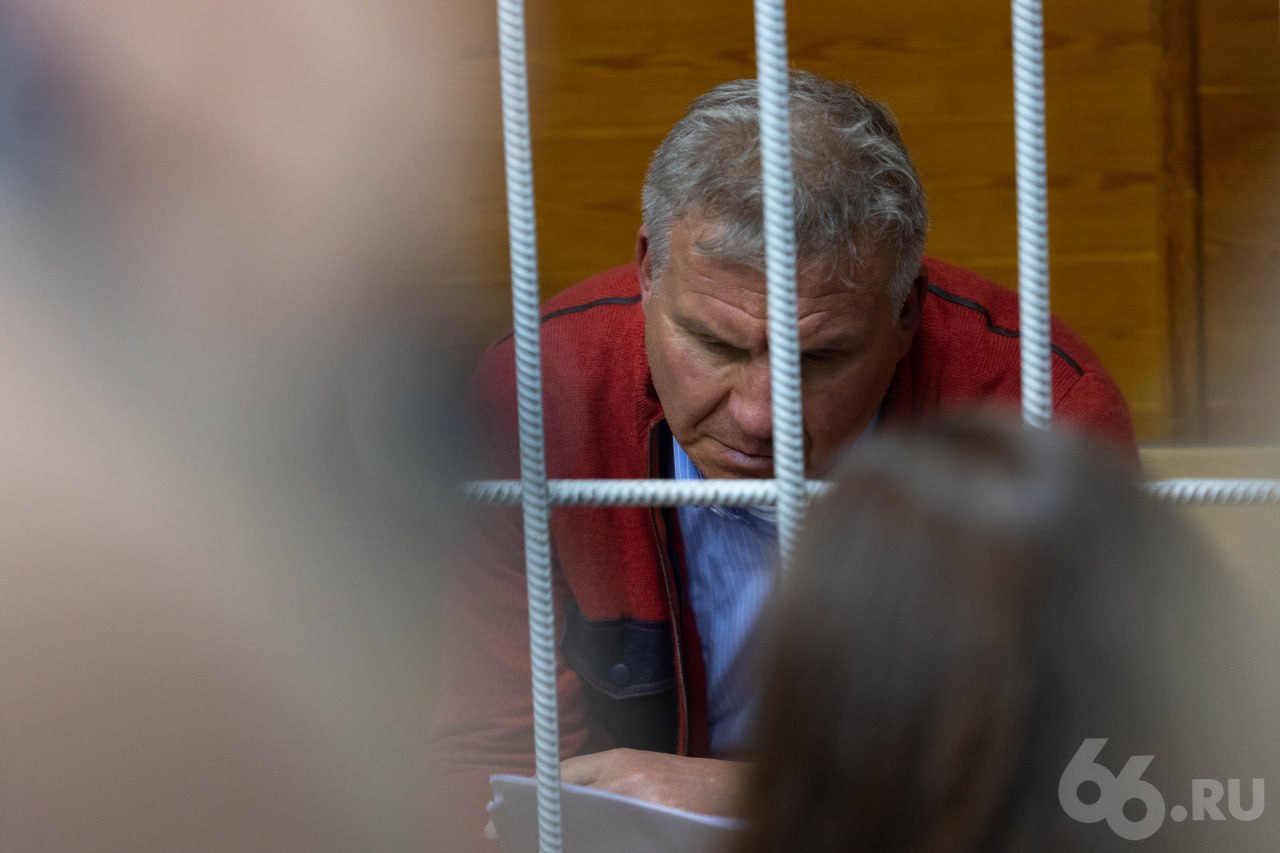 Миллиардеру Алексею Боброву продлили арест до 15 февраля Поддержать Боброва в суде пришла представительница Богородично Рождественского Ильинского женского монастыря в Тюмени Религиозная организация подала ходатайство в поддержку Боброва передает ЕАН Также суд продлил арест председателю совета директоров Корпорации СТС Татьяне Черных до 15 февраля Совладельца Облкоммунэнерго Алексея Боброва вместе с Татьяной Черных бывшим вице губернатором Олегом Чемезовым и бывшим гендиректором ОТСК Антоном Боликовым обвиняют в хищении более 1 млн рублей из бюджета Свердловской области Показания на всех дал бывший министр ЖКХ региона Николай Смирнов Новости из Екатеринбурга