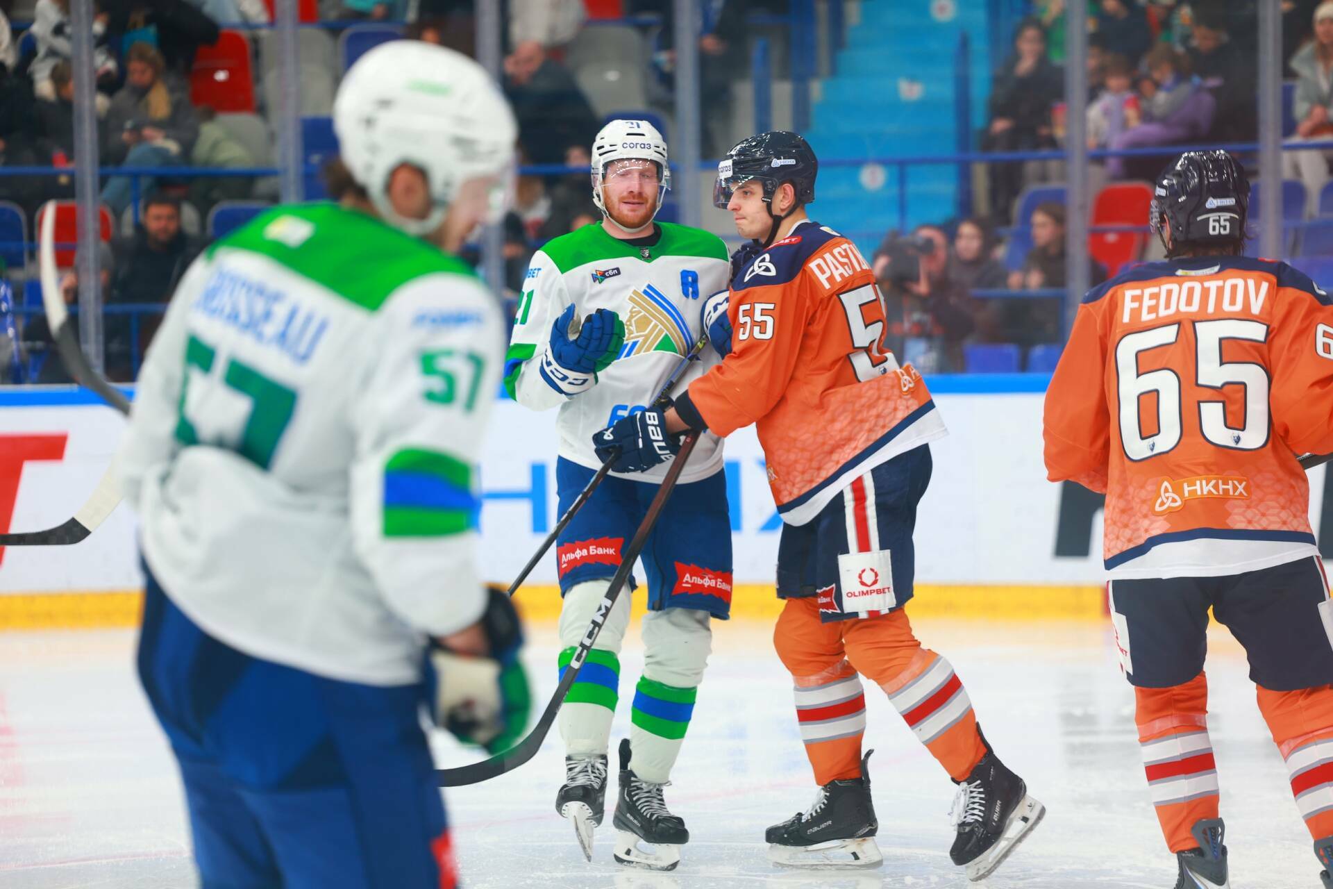 Салават Юлаев и Нефтехимик сразятся в матче регулярного чемпионата КХЛ Уфимский Салават Юлаев сегодня примет на своем льду Нефтехимик из Нижнекамска в матче регулярного чемпионата КХЛ Хозяева льда подходят к игре занимая восьмую строчку в Восточной конференции с 38 очками после 41 проведенного матча Команда демонстрирует нестабильную игру о чем свидетельствует разница забитых и пропущенных шайб 102 108 и чередование побед и поражений в последних играх Читать полностью