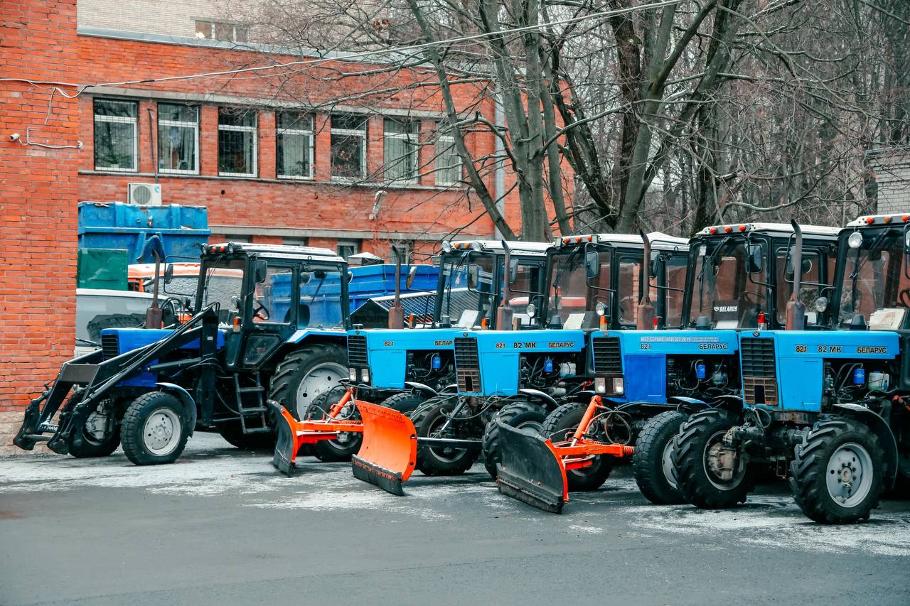 Петербург реформирует систему уборки города и улучшает условия труда специалистов  Губернатор Александр Беглов в ходе рабочего объезда Выборгского района посетил подразделение жилищного агентства на проспекте Пархоменко, дом 24/9. Он подчеркнул, что один из главных вопросов, которые решаются сегодня, — реформирование системы уборки города.   «Раньше этим занимался бизнес. Техническая база уборки была передана в частные руки, но работа была не всегда эффективной. Сегодня мы создаем базу в районных агентствах. Самое главное,  вводим контроль через систему ГЛОНАСС и комплекс «Безопасный город». Благодаря видеокамерам, мы видим, как работают техника и дворники. Это помогает обеспечивать контроль выполнения заданий», —  подчеркнул губернатор.   Он отметил, что создаются условия, чтобы все механизаторы, дворники работали на производительной технике, чтобы у них были удобные, комфортные помещения. На участке Выборгского РЖА находится уборочная техника. Здание оборудовано всем необходимым для сотрудников — здесь есть комнаты отдыха, душевые, медицинский кабинет, инфракрасная сауна. В целом за два года по всему району отремонтировали десятки помещений РЖА. Штат организации укомплектован почти на сто процентов. Обновлена уборочная техника.   Александр Беглов поручил тщательно контролировать работу специалистов ручной уборки, синхронизировать все работы с ГАТИ, а также активнее использовать камеры системы «Безопасный город» для владения ситуацией в районе и принятия решений, там, где необходимо провести расчистку от снега или выполнить иные действия.  Фото: Администрация Санкт-Петербурга Вечерний Санкт-Петербург