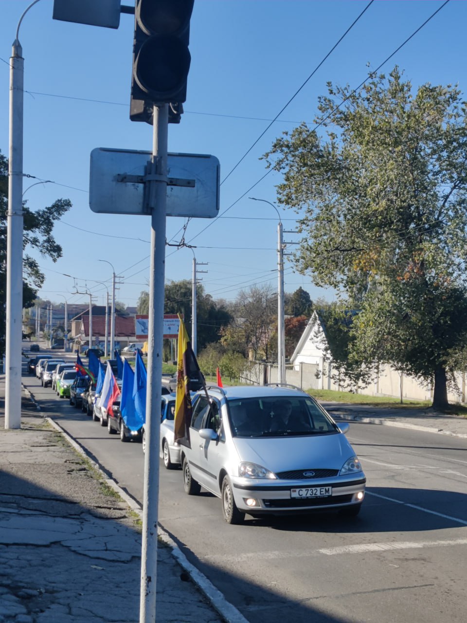 Дорога объединяющая поколения В преддверии Дня работников автомобильного транспорта и дорожного хозяйства а также к 95 летию ПГУ имени Т Г Шевченко студенты и преподаватели Бендерского политехнического филиала вышли на праздничный автопробег Колонна из десяти машин с флагами и символикой университета прошла по главным улицам Бендер и направилась в Тирасполь привлекая внимание горожан Финальной точкой маршрута станет столичный Мемориал Славы где участники возложат цветы в знак памяти и уважения к героям Яркий динамичный и по настоящему студенческий автопробег стал символом движения вперёд к новым знаниям открытиям и свершениям