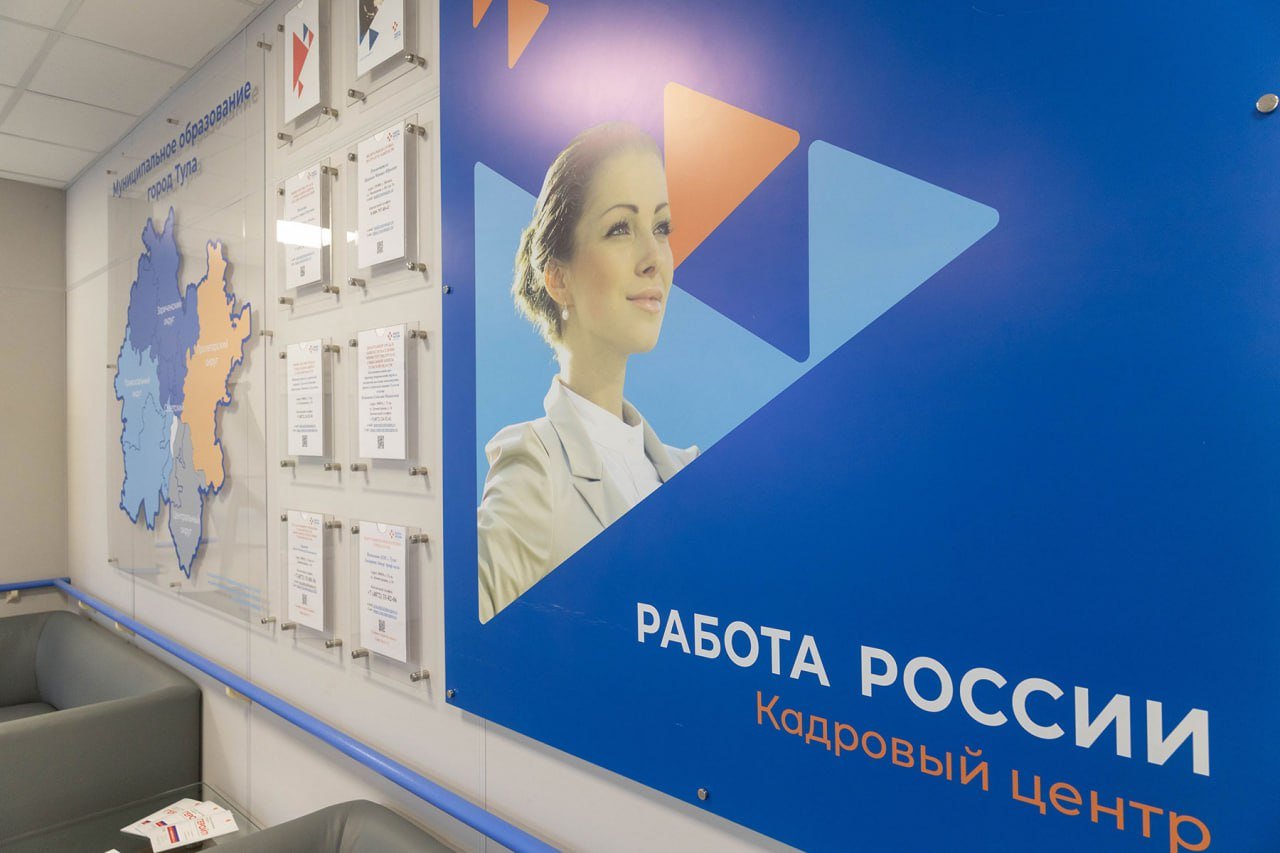 Дмитрий Миляев встретился с профсоюзной молодежью Встреча прошла в преддверии Праздника Весны и Труда. Губернатор отметил давнее конструктивное взаимодействие между Правительством региона и Тульской Федерацией профсоюзов, которая активно защищает права работников и решает кадровый дефицит. С начала года Тульская область реализует нацпроект «Кадры» с активным участием профсоюзов. В регионе развивается профессиональное образование: благодаря программе «Профессионалитет» открыто 8 кластеров, еще 7 появится в следующем году. По нацпроекту «Семья» в Тульской области созданы условия для совмещения личной жизни и карьеры. В прошлом году при поддержке Правительства региона и профсоюзов был разработан Региональный демографический стандарт — набор мер поддержки сотрудников с детьми на предприятиях региона. На встрече обсуждалась поддержка бойцов СВО и их семей. Региональное правительство, бизнес и волонтеры направляют помощь на передовую и оказывают поддержку семьям, включая психологическую помощь и выплаты. В рамках проекта «Герой 71» бойцы могут получить помощь по 13 направлениям, включая бесплатное образование. Обработано более 800 заявок на участие в программе. Дмитрий Миляев поблагодарил членов профсоюзов за работу и поздравил собравшихся с приближающимся Праздником Весны и Труда