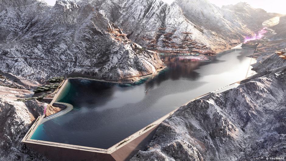 Азиатские зимние игры 2029 года перенесли из саудовского города будущего в Алматы Олимпийский совет Азии ОСА заявил что новым местом проведения Азиады станет крупнейший город Казахстана Изначально Игры планировалось провести в Неоме саудовском мегаполисе на берегу Красного моря который находится на стадии строительства Однако власти Саудовской Аравии сократили масштабы ряда амбициозных проектов из за роста затрат и падения цен на нефть Мы не сомневаемся что сможем развить это наследие и провести незабываемые Игры в 2029 году заявил президент ОСА шейх Джоан бин Хамад Аль Тани Он добавил что Алматы город с глубокими связями с зимними видами спорта и уже принимал Азиаду в 2011 году Документ о смене места проведения следующих Азиатских зимних игр подписан в кулуарах стартовавшей в Милане зимней Олимпиады Как изначально заявлялось саудовский круглогодичный горный курорт Троена его эскиз на изображении обойдется в 500 млрд долларов Но по некоторым данным его реальная стоимость в 16 раз выше В Троене хотят создать лыжные трассы искусственное пресноводное озеро отели и жилые зоны на общей площади в 60 кв км Курорт в Неоме расположен в горах на высоте от 1500 до 2600 м Температура зимой там опускается ниже нуля что позволяет использовать натуральный снег dwglavnoe