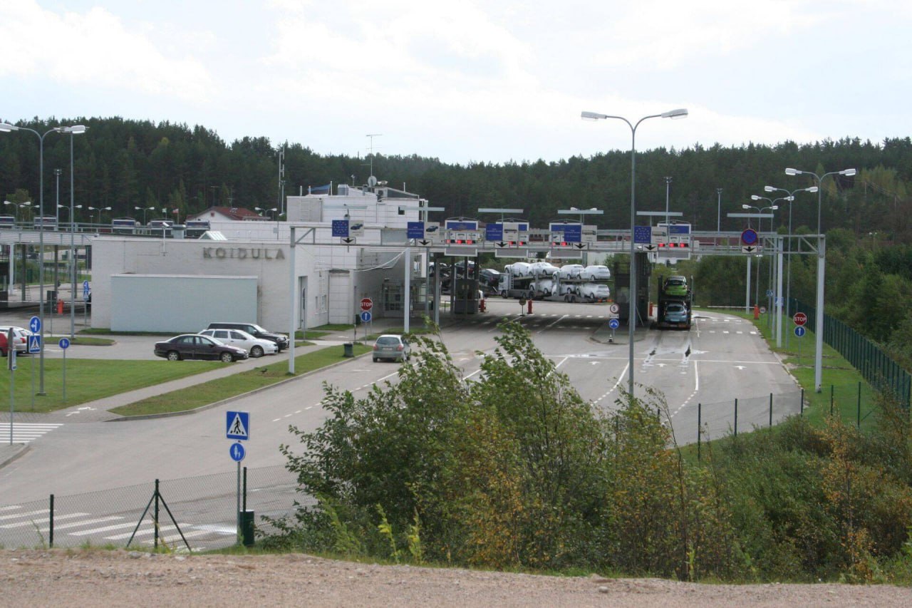 Эстония закрыла до 23 мая ночное движение на двух погранпунктах на границе с Псковской областью С сегодняшнего дня правительство Эстонии на три месяца закрыло ночное движение на автомобильных пограничных пунктах Лухамаа и Койдула Пункты пропуска будут работать 12 часов в сутки с 8 00 до 20 00 по московскому времени Мы писали о последствиях такого решения Есть робкая надежда что 3 месяцев эстонской стороне хватит понять что вредят они главным образом своему бизнесу и собственным гражданам Первой жертвой гениального решения эстонских властей как и ожидалось стал эстонский бизнес OU Baltics Shuttle отменила автобусный рейс Псков Таллин