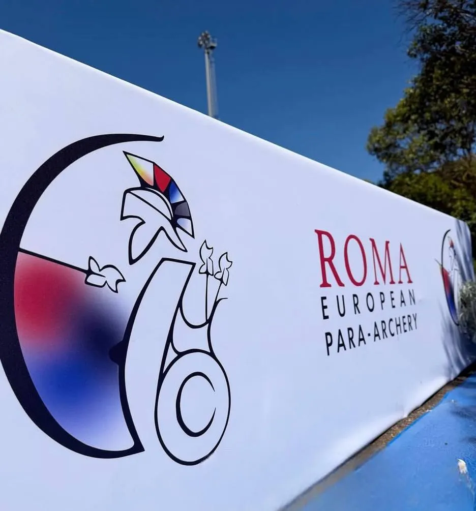 Российские паралимпийцы прошли квалификацию чемпионата Европы по стрельбе из лука в Италии Вчера 28 апреля в г Риме Италия завершился квалификационный раунд В классическом луке среди мужчин Сергей Хутаков показал результат 649 очков Делшоджон Худайбериев 621 Кирилл Смирнов 614 В женских соревнованиях в классическом луке Маргарита Сидоренко набрала 585 очков Барият Мирзаалиева 569 В блочном луке среди мужчин Баир Шигаев завершил квалификацию с результатом 693 очка Александр Гомбожапов 662 У женщин в блочном луке Анастасия Джиоева показала результат 676 очков Татьяна Андриевская 669 В классе W1 среди мужчин Алексей Леонов набрал 677 очков Денис Тен 633 В женском турнире W1 Елена Крутова завершила квалификацию с результатом 608 очков Анна Ильина 596 Екатерина Кондратьева 593 Сегодня 29 апреля спортсмены продолжают борьбу в индивидуальных матчах плей офф По итогам соревновательного дня определятся участники финалов которые во всех индивидуальных дисциплинах запланированы на 2 мая Расписание и результаты соревнований Подписаться на ПКР Поддержать канал голосом