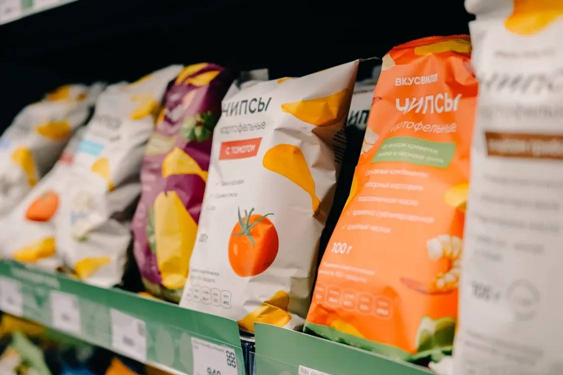 Продукция «ВкусВилла» появилась в Армении в супермаркетах «88» Выйти в розницу компании помогло представительство РЭЦ в Армении. Продукты уже можно найти в четырех магазинах «88» в Ереване. В ассортименте — 100 позиций из разных категорий, в том числе бакалея, сладости, снеки и продукты для детей. «Запуск продукции под брендом “ВкусВилл” в сети супермаркетов “88” является ярким примером успешной интеграции российских брендов на армянском рынке. Мы уверены, что местные жители оценят возможность познакомиться с качественными и здоровыми продуктами, отвечающими современным стандартам, а также смогут наслаждаться привычным ассортиментом, который они знают и любят. Это не только укрепляет российско-армянское сотрудничество, но и открывает новые перспективы для местного потребителя», — отметил руководитель представительства РЭЦ в Армении Виген Енокян. Представительство РЭЦ в Армении оказывает поддержку российским производителям на каждом этапе экспорта: консультирует, помогает найти партнеров и покупателей и оказывает содействие в продвижении продукции на рынок. Обратиться в Представительство РЭЦ Фото: ВкусВилл Новости российского экспорта