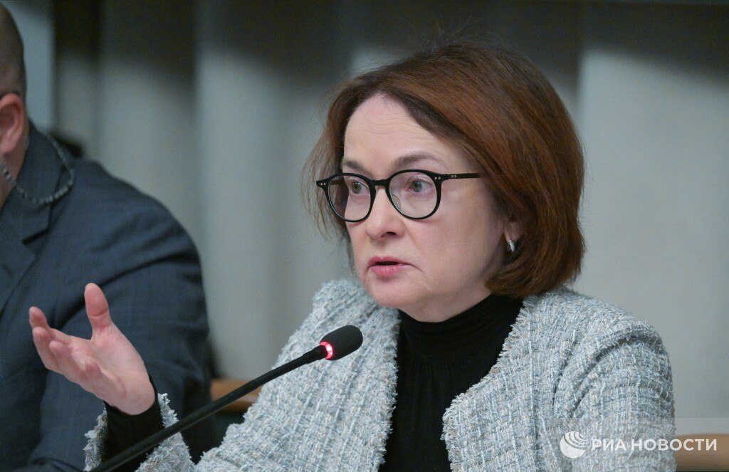 Российская экономика выйдет из состояния перегрева в первом полугодии 2026 года заявила Эльвира Набиуллина Она отметила что банковская система устойчива и жесткая ДКП уменьшит влияние от повышения НДС на инфляцию ЦБ хочет чтобы инфляция не просто приблизилась к 4 но Россия достигла устойчивой ценовой стабильности Подписаться на РИА Новости экономика Все наши каналы