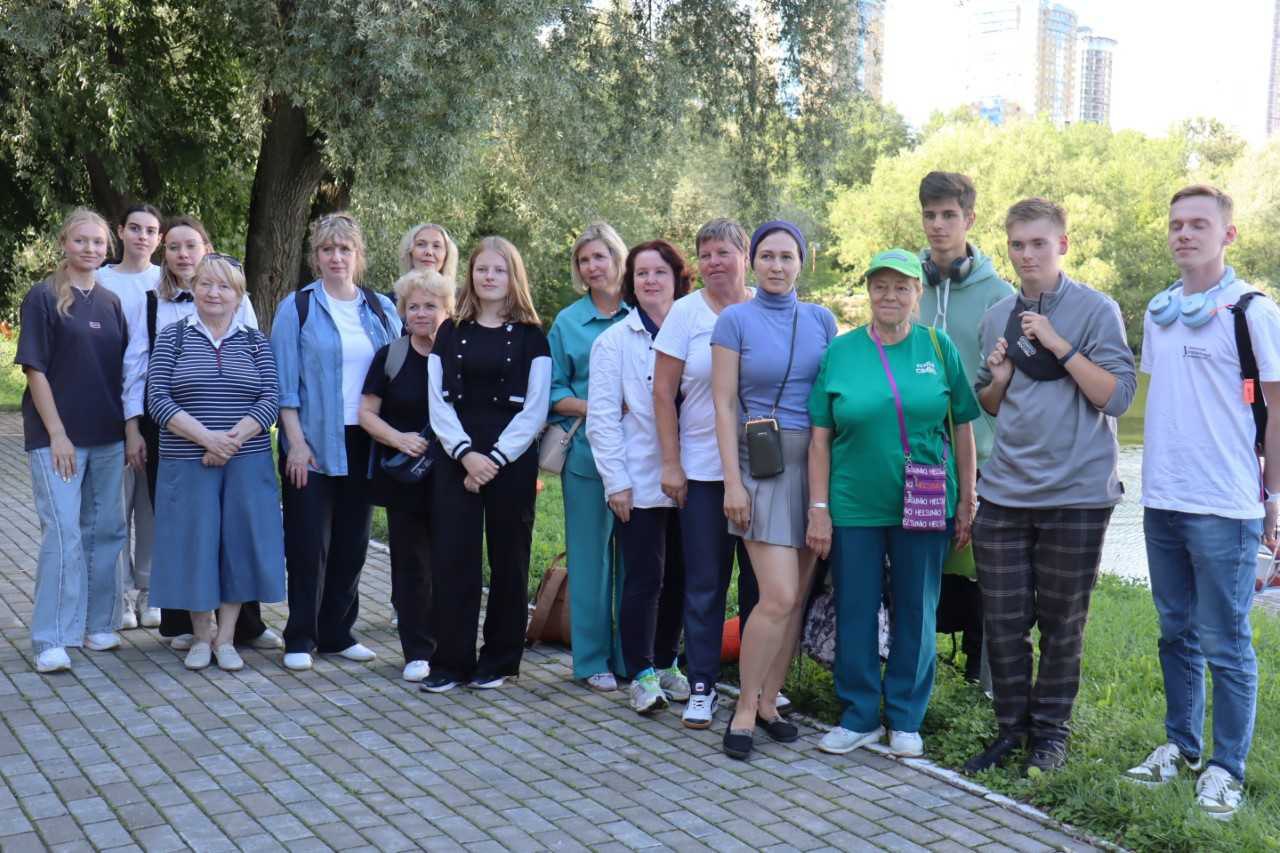 Добровольцы Мосволонтера прошли обучение на спасательной станции Строгино Добровольцы ресурсного центра Мосволонтер посетили с экскурсией станцию Строгино Московской городской службы на водных объектах Мероприятие было организовано для повышения грамотности волонтеров в области безопасности на воде В программу вошли лекция о правилах поведения у воды практический мастер класс по оказанию первой помощи демонстрация спасательного оборудования и снаряжения а также выход в акваторию Москвы реки на патрульном катере По словам участников экскурсия позволила не только получить жизненно важные навыки но и по новому оценить героический труд спасателей Подписывайтесь на канал префектуры СЗАО и следите за актуальными новостями округа